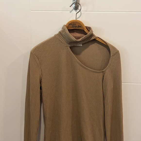 🇺🇸 Oak + Fort long sleeve peek-a-boo shoulder cut out top size medium - Picture 4 of 11